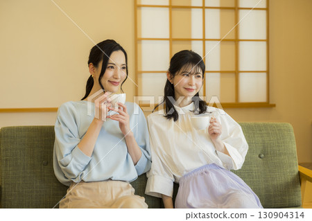 兩個女人喝茶 130904314