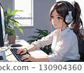 日本女性辦公室職員在電腦上工作（戴著耳機） 130904360