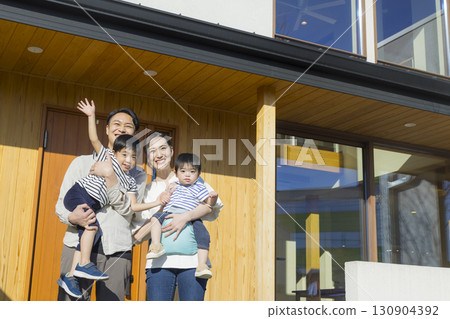 站立在家庭前面的一個家庭 130904392