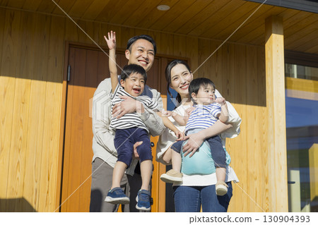 站立在家庭前面的一個家庭 站立在家庭前面的一個家庭 130904393