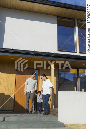 站立在家庭前面的一個家庭 130904397