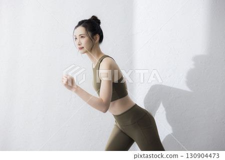 一個穿著訓練服伸展的女人 130904473