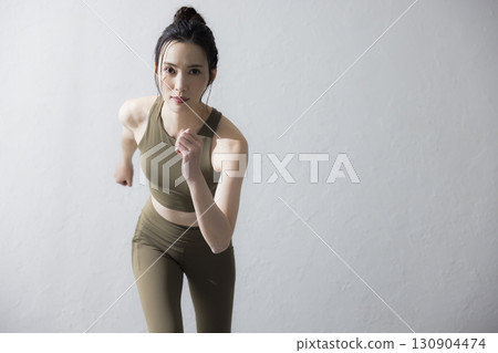 一個穿著訓練服伸展的女人 130904474