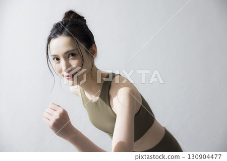 一個穿著訓練服伸展的女人 一個穿著訓練服伸展的女人 130904477