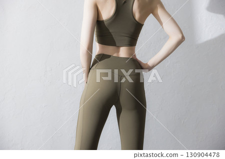 一個穿著訓練服伸展的女人 130904478