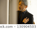 一對中年夫妻約會的形象 130904503