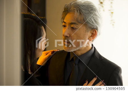 一對中年夫妻約會的形象 一對中年夫妻約會的形象 130904505