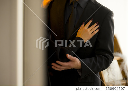 一對中年夫妻約會的形象 130904507