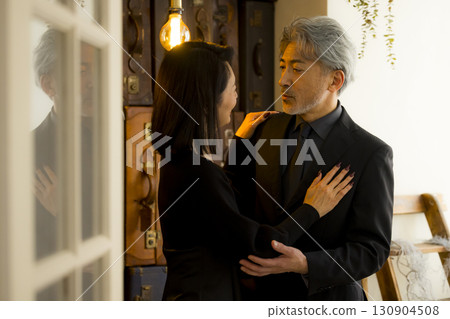 一對中年夫妻約會的形象 130904508