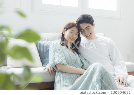 一對夫婦在客廳裡 130904651