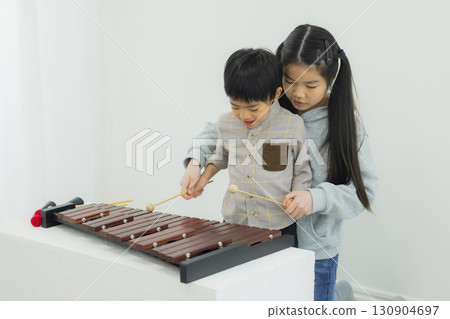 演奏木琴的孩子 130904697