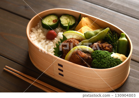 Fried chicken bento (bentwood lunch box) 130904803