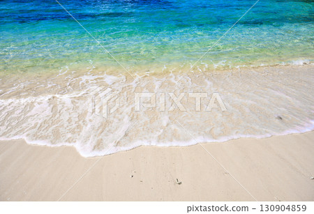 白色的沙灘和溫柔的海浪 130904859