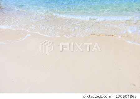 白色的沙灘和溫柔的海浪 130904865