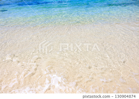 白色的沙灘和溫柔的海浪 130904874