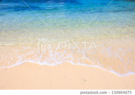 白色的沙灘和溫柔的海浪 白色的沙灘和溫柔的海浪 130904875