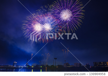 煙火表演的夜景,五彩繽紛的煙火照亮了夜空 煙火表演的夜景,五彩繽紛的煙火照亮了夜空 130904958