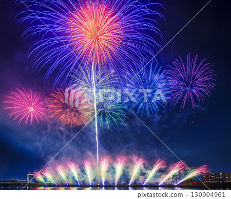 煙火表演的夜景，五彩繽紛的煙火照亮了夜空 130904961