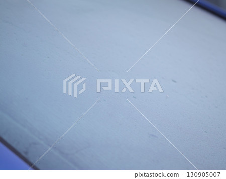 露水覆蓋的汽車擋風玻璃 露水覆蓋的汽車擋風玻璃 130905007