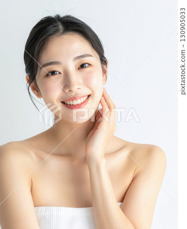 一個年輕的女人帶著微笑 130905033