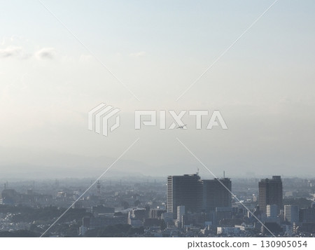 (鳥瞰圖)黃昏時分,一架小型客機從城市上空降落在調布機場 (鳥瞰圖)黃昏時分,一架小型客機從城市上空降落在調布機場 130905054