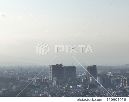 （鳥瞰圖）黃昏時分，一架小型客機從城市上空降落在調布機場 130905056