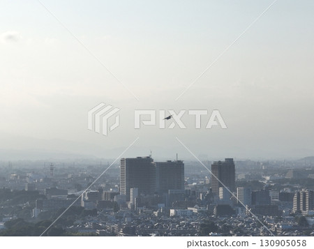 （鳥瞰圖）黃昏時分，一架小型客機從城市上空降落在調布機場 130905058