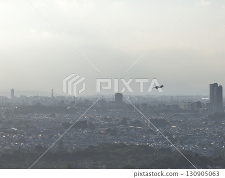 （鳥瞰圖）黃昏時分，一架小型客機從城市上空降落在調布機場 130905063