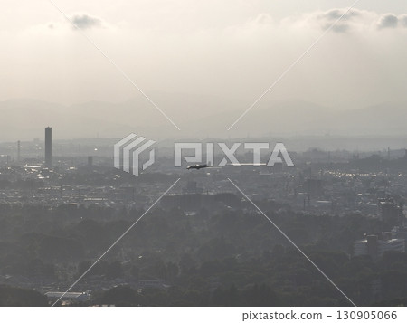 (鳥瞰圖)黃昏時分,一架小型客機從城市上空降落在調布機場 (鳥瞰圖)黃昏時分,一架小型客機從城市上空降落在調布機場 130905066