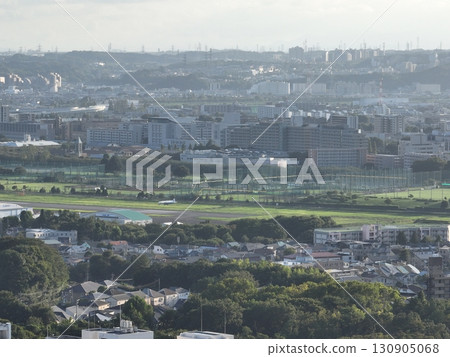 (鳥瞰圖)黃昏時分,一架小型客機從城市上空降落在調布機場 (鳥瞰圖)黃昏時分,一架小型客機從城市上空降落在調布機場 130905068