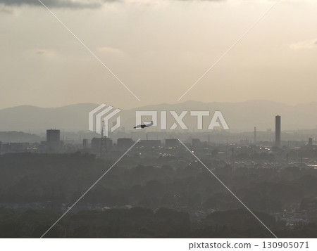 (鳥瞰圖)黃昏時分,一架小型客機從城市上空降落在調布機場 (鳥瞰圖)黃昏時分,一架小型客機從城市上空降落在調布機場 130905071