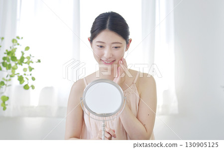 女性在家進行臉部皮膚美容護理 130905125
