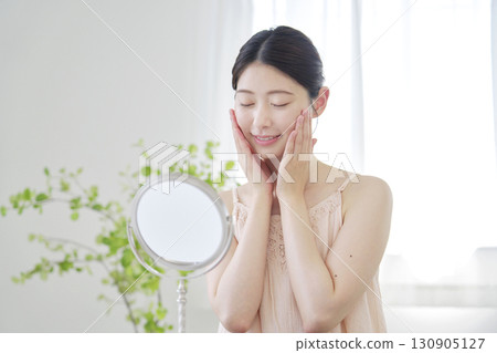 女性在家進行臉部皮膚美容護理 130905127