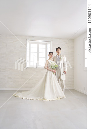 新娘和新郎微笑的肖像 130905144