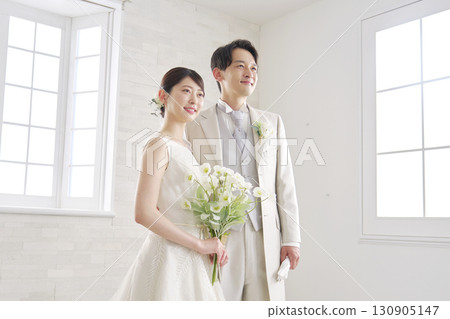 新娘和新郎微笑的肖像 130905147