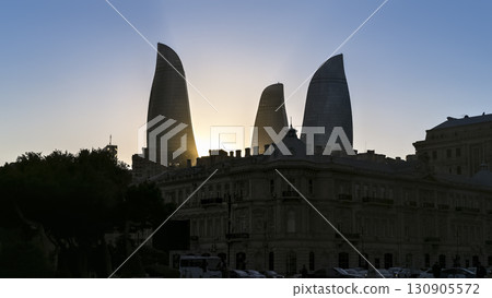 火焰塔的輪廓聳立在巴庫的高地上,夜景/巴庫,阿塞拜疆 火焰塔的輪廓聳立在巴庫的高地上,夜景/巴庫,阿塞拜疆 130905572