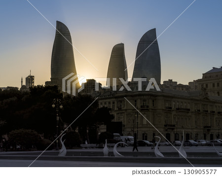 火焰塔的輪廓聳立在巴庫的高地上,夜景/巴庫,阿塞拜疆 火焰塔的輪廓聳立在巴庫的高地上,夜景/巴庫,阿塞拜疆 130905577