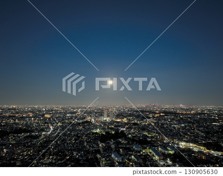 (Bird's-eye view) Autumn full moon rising over the city 130905630