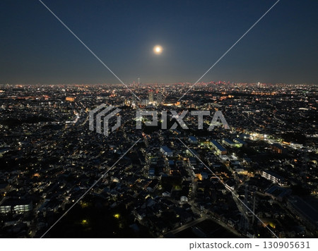 （鳥瞰圖）秋天的滿月在城市上空升起 130905631