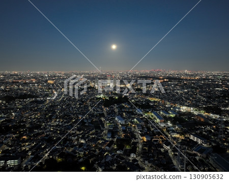 （鳥瞰圖）秋天的滿月在城市上空升起 130905632