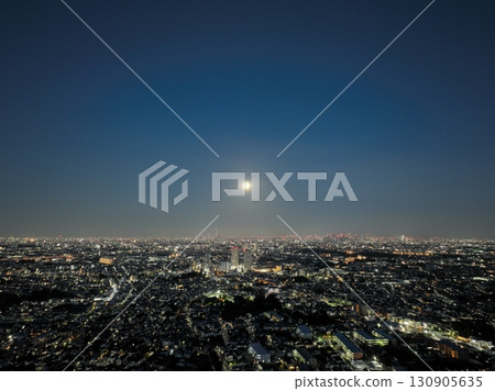 (Bird's-eye view) Autumn full moon rising over the city (Bird's-eye view) Autumn full moon rising over the city 130905635