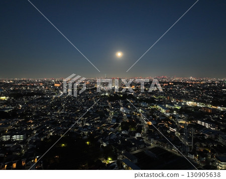 (Bird's-eye view) Autumn full moon rising over the city (Bird's-eye view) Autumn full moon rising over the city 130905638