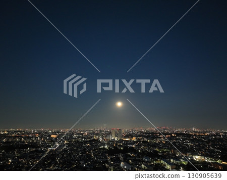 (Bird's-eye view) Autumn full moon rising over the city (Bird's-eye view) Autumn full moon rising over the city 130905639