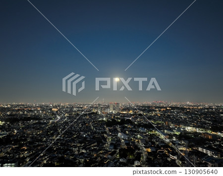 (Bird's-eye view) Autumn full moon rising over the city (Bird's-eye view) Autumn full moon rising over the city 130905640