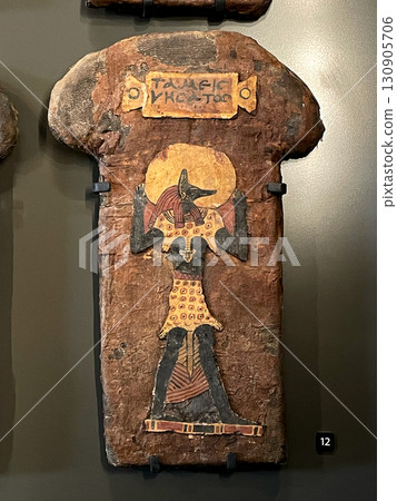 吉薩大埃及博物館展出的阿努比斯古代雕像 130905706