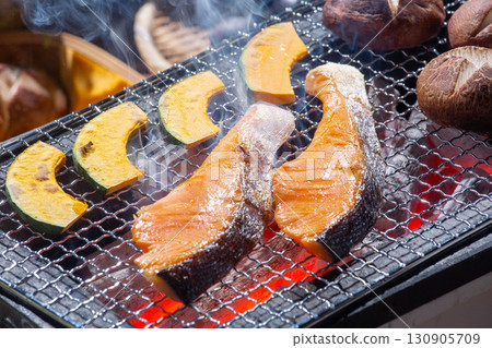 Grilled salmon, charcoal-grilled autumn salmon, autumn ingredients Grilled salmon, charcoal-grilled autumn salmon, autumn ingredients 130905709