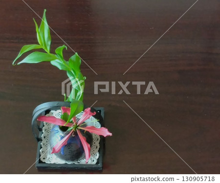 一朵紅色的花，花瓶裡的嘉蘭 130905718