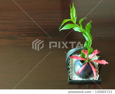 一朵紅色的花,花瓶裡的嘉蘭 一朵紅色的花,花瓶裡的嘉蘭 130905721