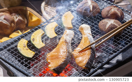 烤鮭魚、炭烤秋鮭、秋季食材 130905723