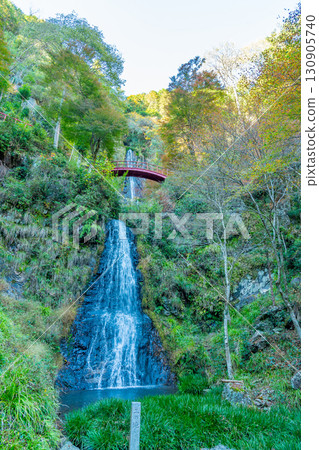 Goho Falls in autumn, where legendary swordsman Miyamoto Musashi is said to have trained in Yaotsu Town, Gifu Prefecture Goho Falls in autumn, where legendary swordsman Miyamoto Musashi is said to have trained in Yaotsu Town, Gifu Prefecture 130905740